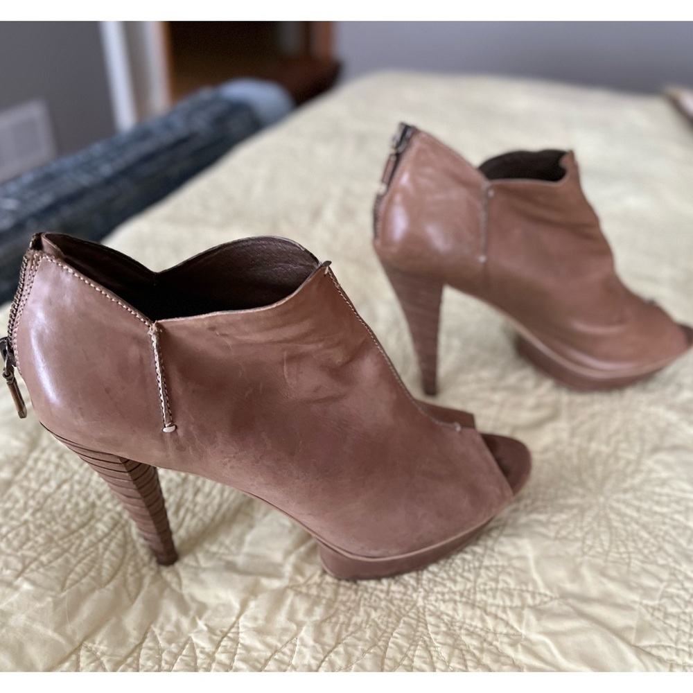 B Makowsky leather platform booties